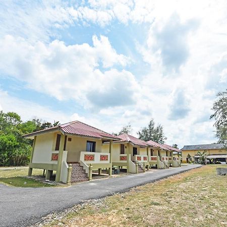 Oyo 90315 Chalet Pantai Rantau Panjang Kuala Rompin Eksteriør bilde