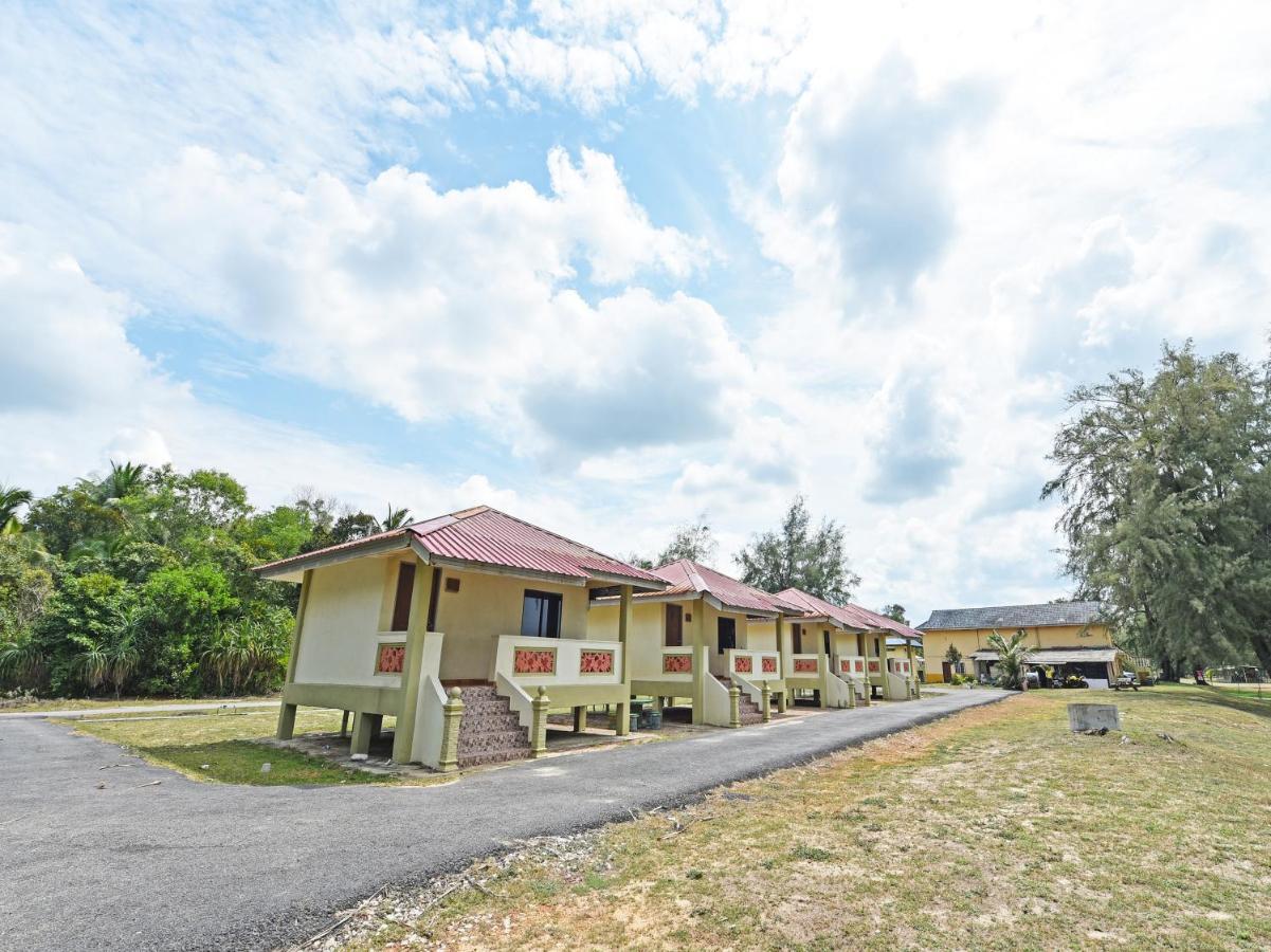 Oyo 90315 Chalet Pantai Rantau Panjang Kuala Rompin Eksteriør bilde