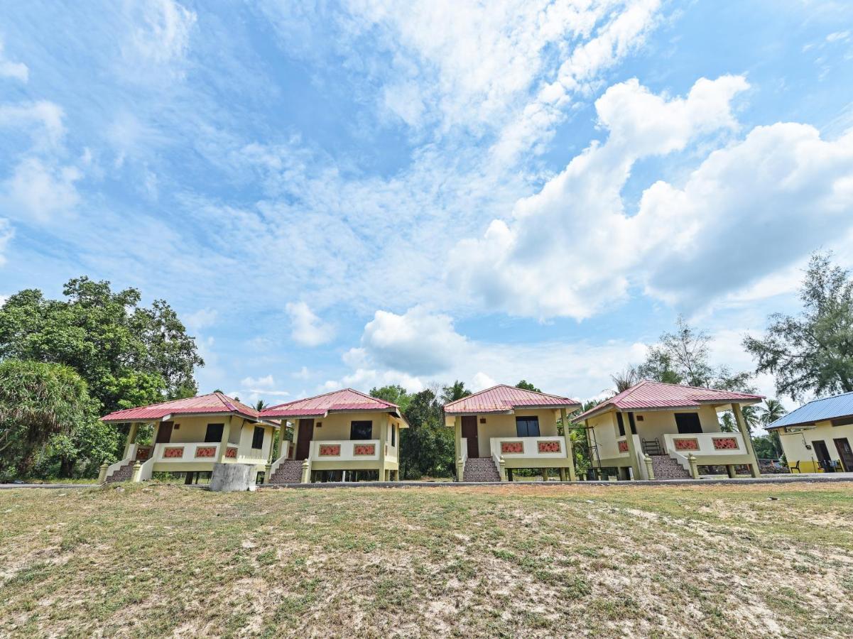 Oyo 90315 Chalet Pantai Rantau Panjang Kuala Rompin Eksteriør bilde